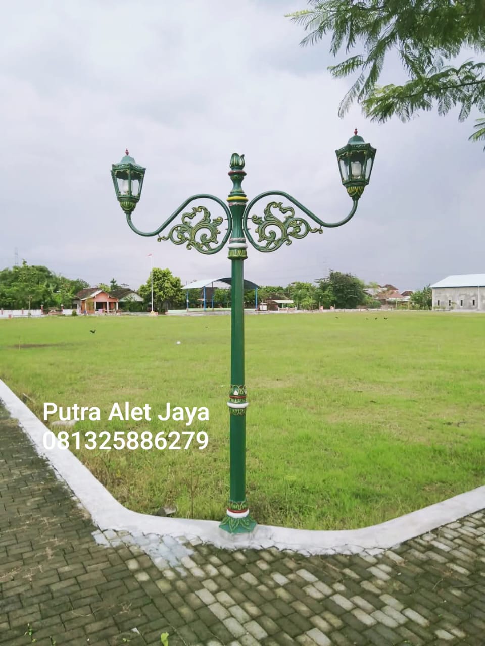 Hadirkan Nuansa Klasik dan Mewah dengan Tiang Lampu Taman Antik Cor Logam